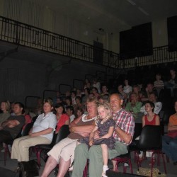 De zaal zit goed vol - Toneelvereniging Plankenkoorts 
